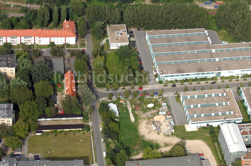 Luftaufnahme Berlin - Wohn- und Industriegebiet an der Bahntrasse Niederschöneweide im Bereich der Landfliegerstrasse, Pilotenstraße, Hagedornstraße und Groß-Berliner Damm