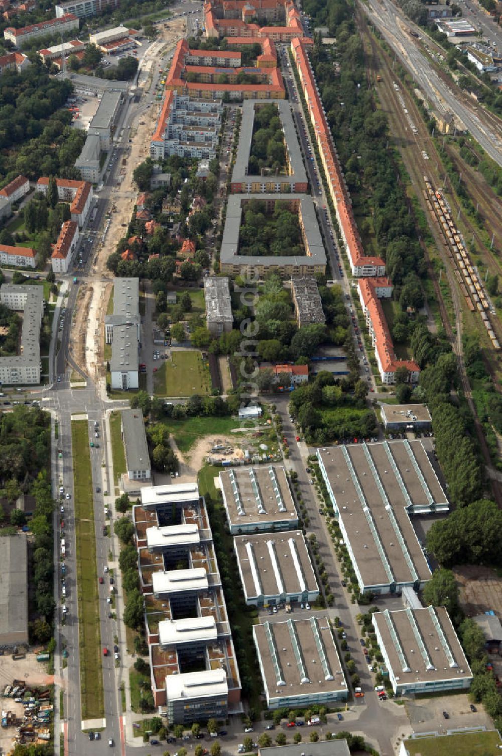 Berlin aus der Vogelperspektive: Wohn- und Industriegebiet an der Bahntrasse Niederschöneweide im Bereich der Landfliegerstrasse, Pilotenstraße, Hagedornstraße und Groß-Berliner Damm