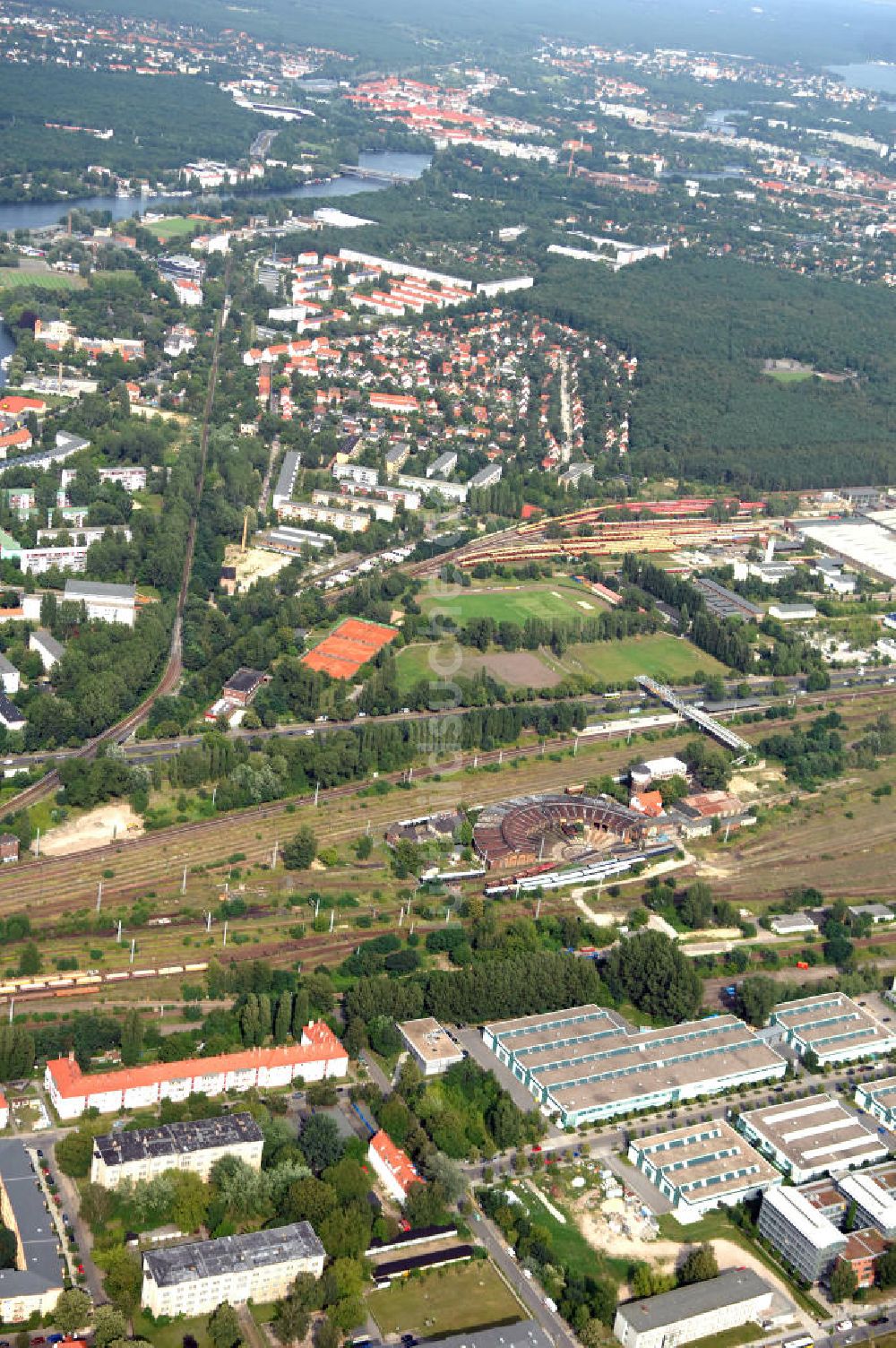 Luftbild Berlin - Wohn- und Industriegebiet an der Bahntrasse Niederschöneweide im Bereich der Landfliegerstrasse, Pilotenstraße, Hagedornstraße und Groß-Berliner Damm