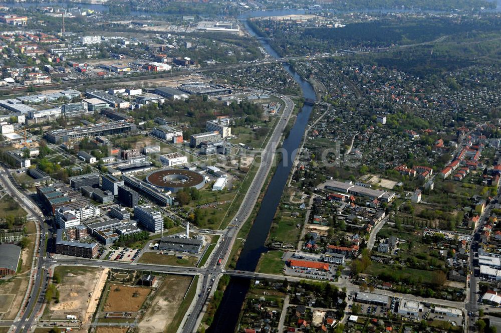 Berlin aus der Vogelperspektive: Wohn- und Industriegebiet am Teltowkanal Johannistal-Adlershof