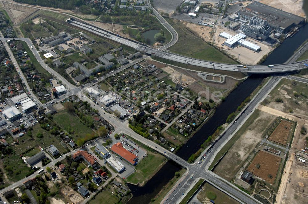 Berlin von oben - Wohn- und Industriegebiet am Teltowkanal Johannistal-Adlershof