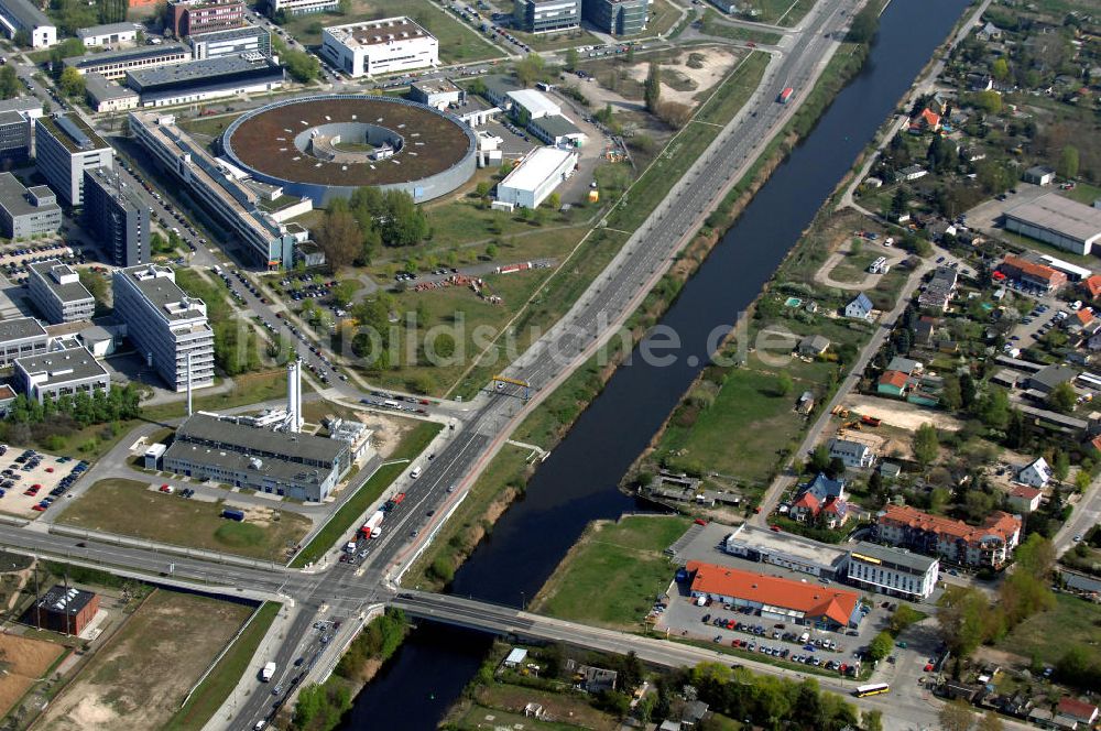 Berlin aus der Vogelperspektive: Wohn- und Industriegebiet am Teltowkanal Johannistal-Adlershof