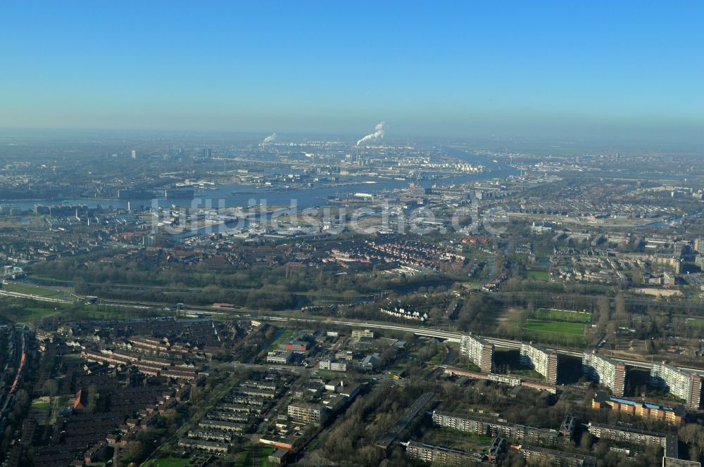 Amsterdam von oben - Wohn- und Industriegebiets in Amsterdam Noord in der Provinz Nordholland in den Niederlanden