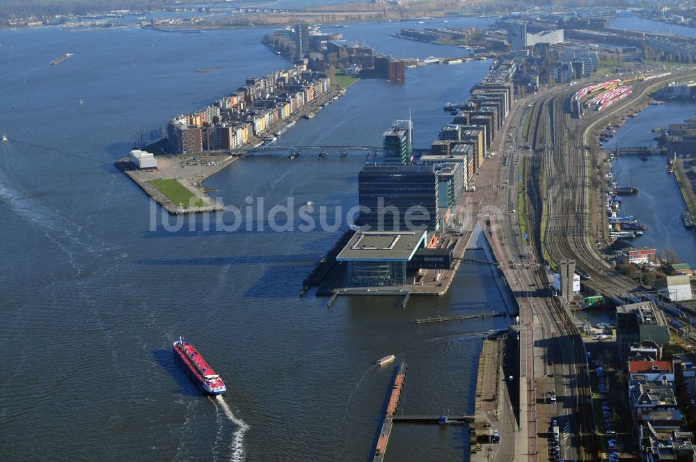 Amsterdam aus der Vogelperspektive: Wohn- und Industriegebiets in Amsterdam Noord in der Provinz Nordholland in den Niederlanden