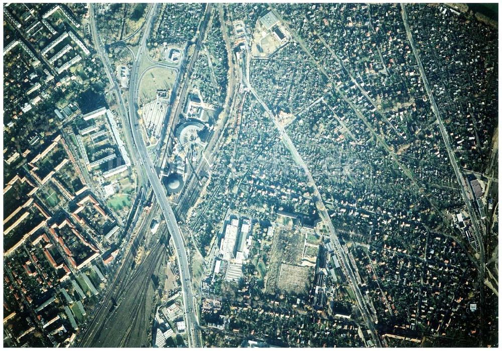 Luftbild Berlin - Pankow - Wohn- und Kleingartenanlagen an der Autobahnzufahrt Pankow - Nord.