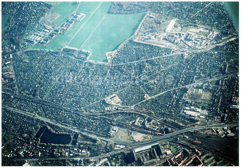 Luftaufnahme Berlin - Pankow - Wohn- und Kleingartenanlagen an der Autobahnzufahrt Pankow - Nord.