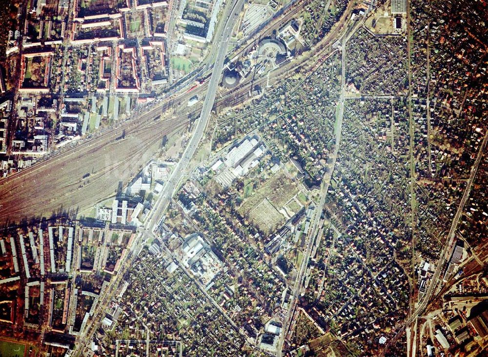 Luftbild Berlin - Pankow - Wohn- und Kleingartenanlagen an der Autobahnzufahrt Pankow - Nord.