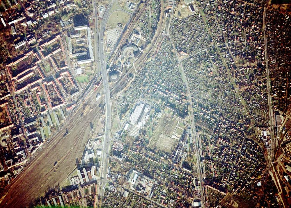 Luftaufnahme Berlin - Pankow - Wohn- und Kleingartenanlagen an der Autobahnzufahrt Pankow - Nord.