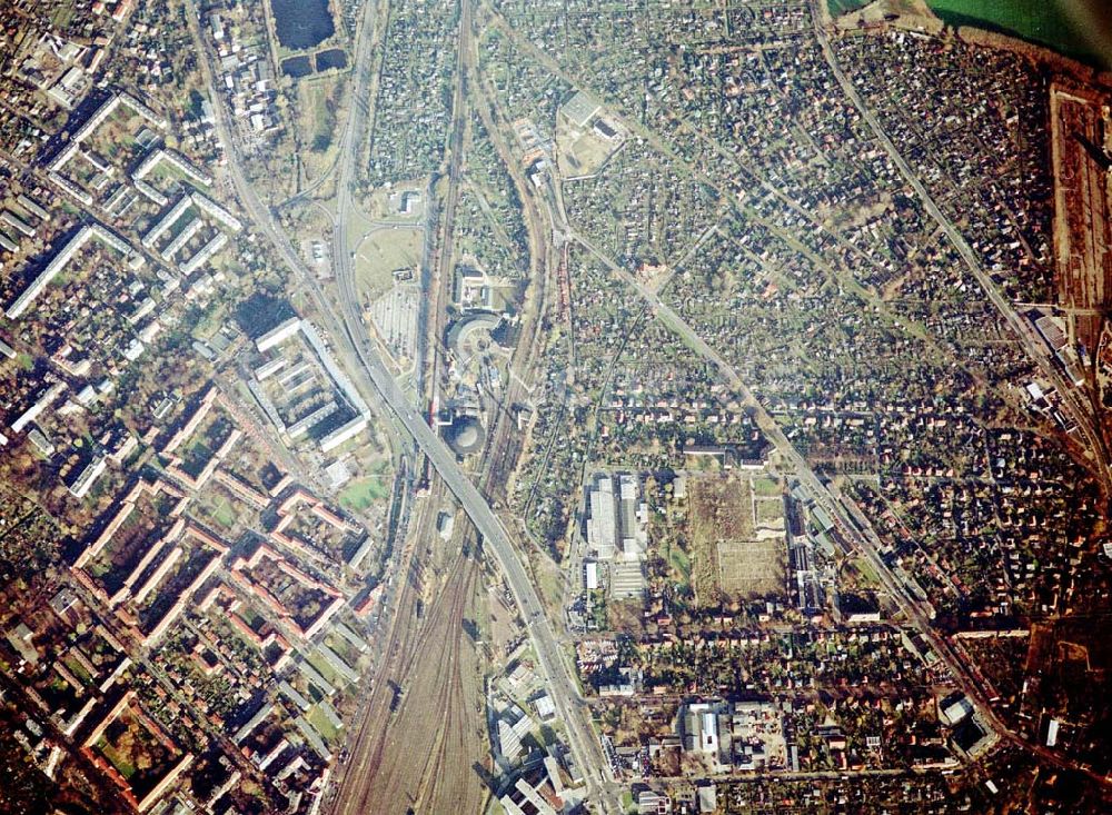 Berlin - Pankow aus der Vogelperspektive: Wohn- und Kleingartenanlagen an der Autobahnzufahrt Pankow - Nord.