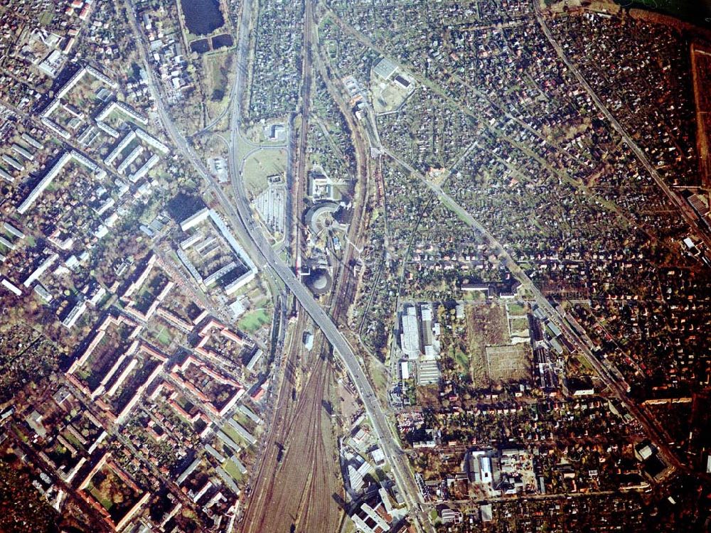 Luftbild Berlin - Pankow - Wohn- und Kleingartenanlagen an der Autobahnzufahrt Pankow - Nord.