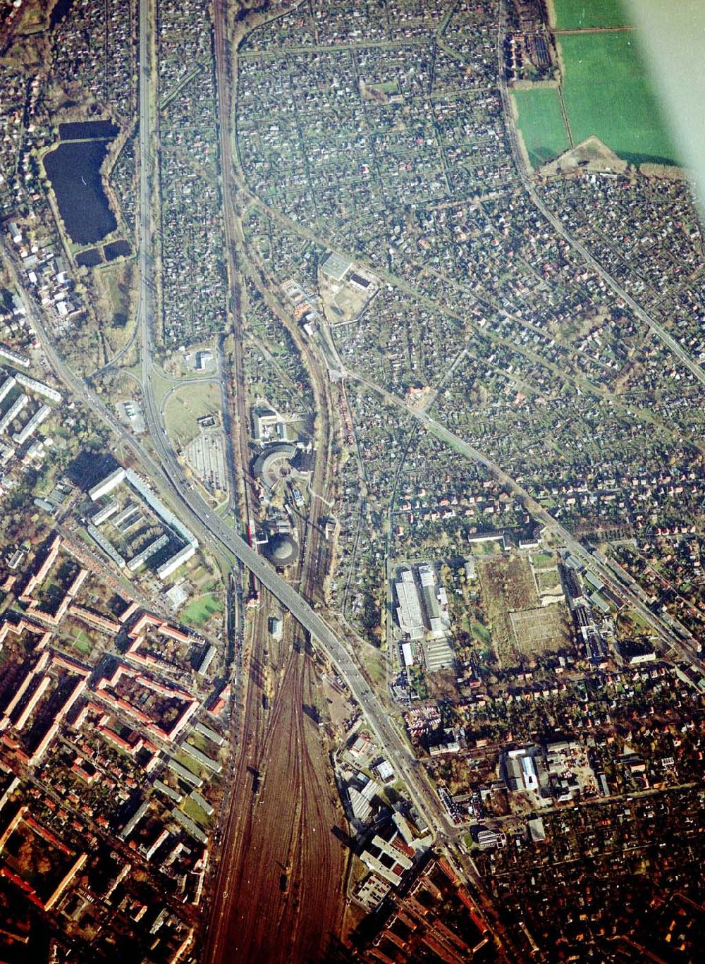 Luftaufnahme Berlin - Pankow - Wohn- und Kleingartenanlagen an der Autobahnzufahrt Pankow - Nord.