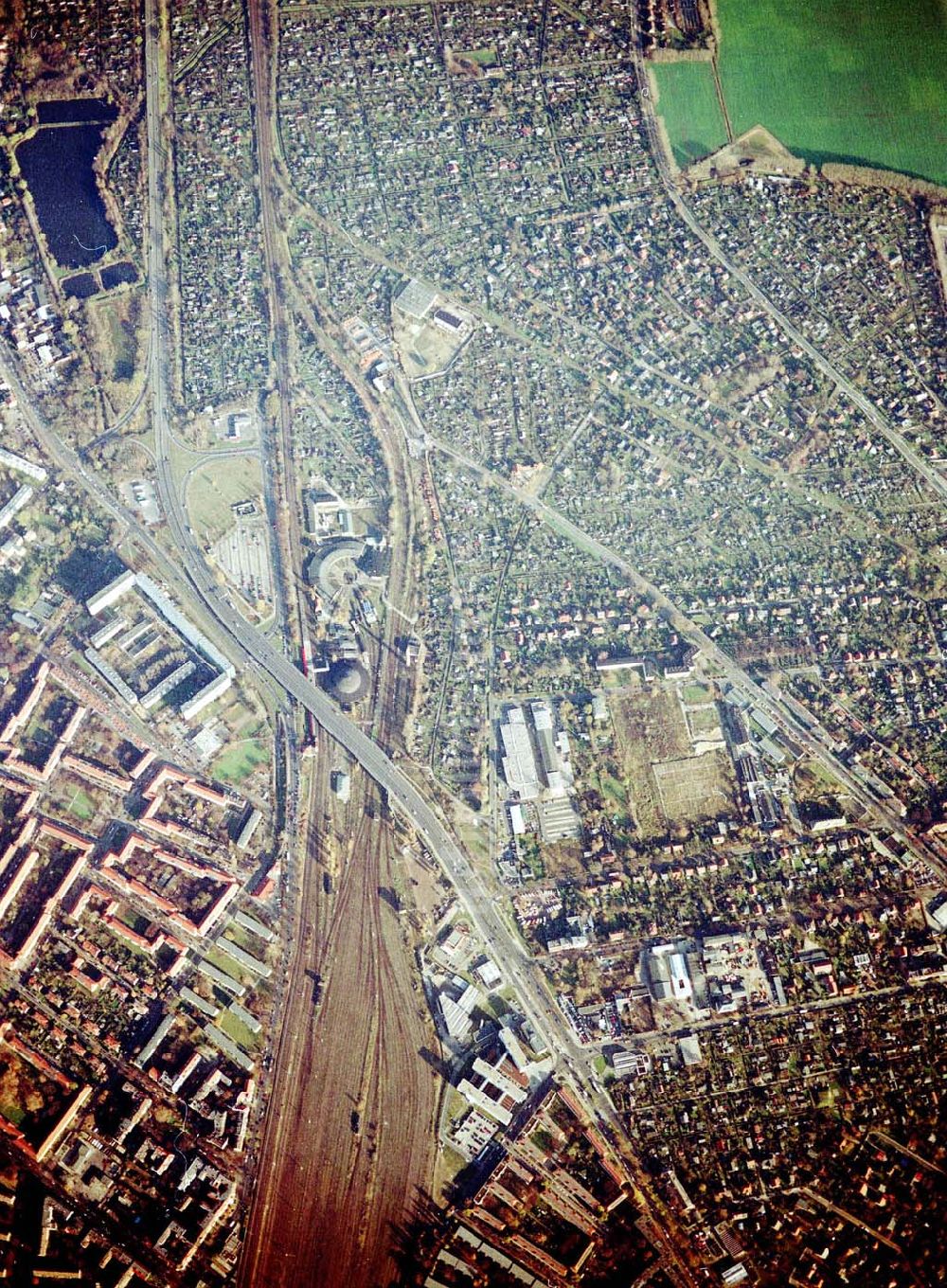 Berlin - Pankow von oben - Wohn- und Kleingartenanlagen an der Autobahnzufahrt Pankow - Nord.