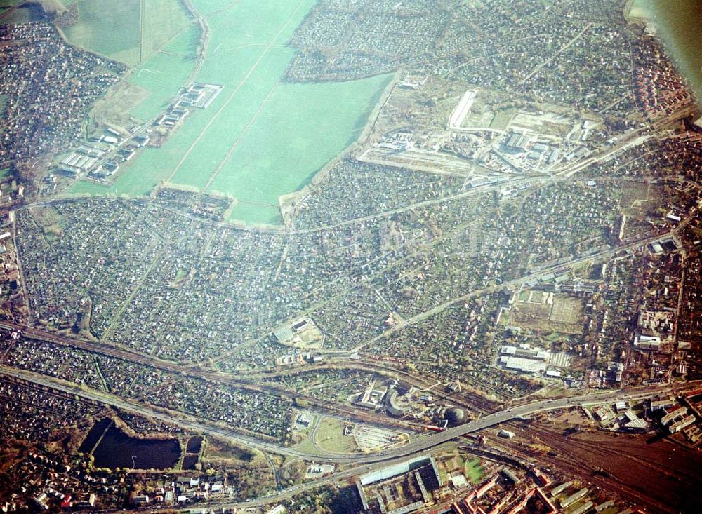 Berlin - Pankow aus der Vogelperspektive: Wohn- und Kleingartenanlagen an der Autobahnzufahrt Pankow - Nord.