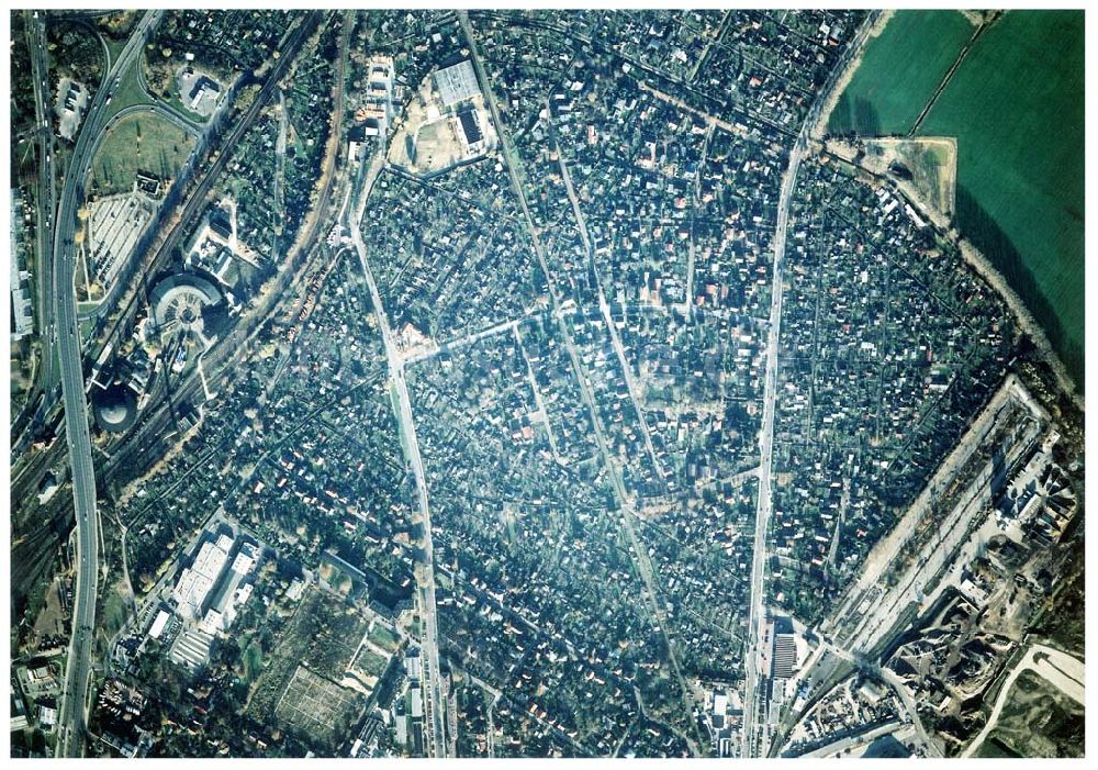 Luftaufnahme Berlin - Pankow - Wohn- und Kleingartenanlagen an der Autobahnzufahrt Pankow - Nord.