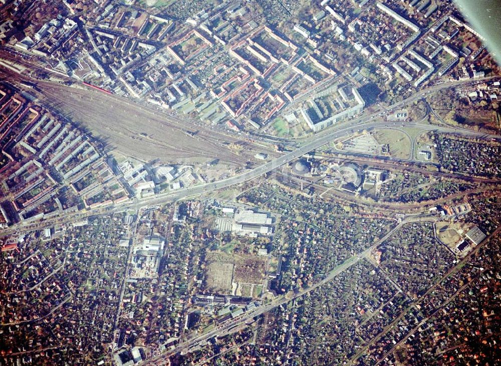 Berlin - Pankow von oben - Wohn- und Kleingartenanlagen an der Autobahnzufahrt Pankow - Nord.