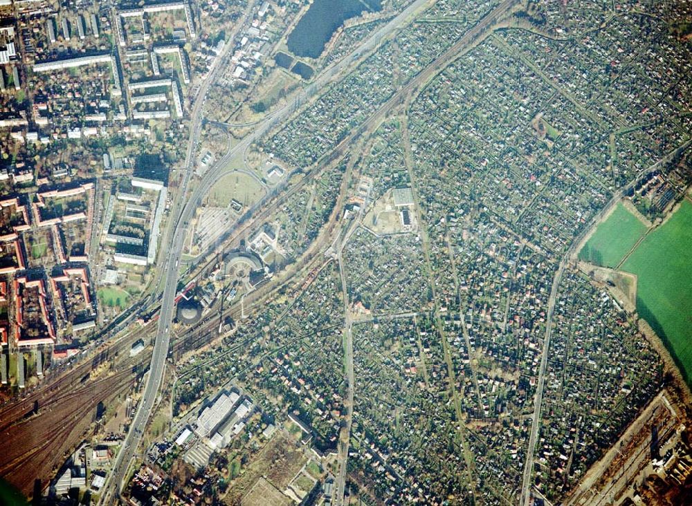 Luftbild Berlin - Pankow - Wohn- und Kleingartenanlagen an der Autobahnzufahrt Pankow - Nord.