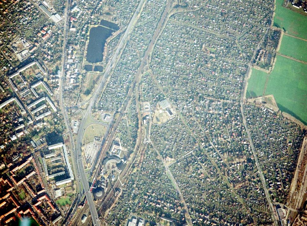 Luftaufnahme Berlin - Pankow - Wohn- und Kleingartenanlagen an der Autobahnzufahrt Pankow - Nord.