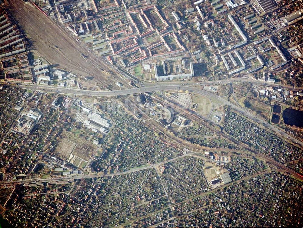 Luftaufnahme Berlin - Pankow - Wohn- und Kleingartenanlagen an der Autobahnzufahrt Pankow - Nord.