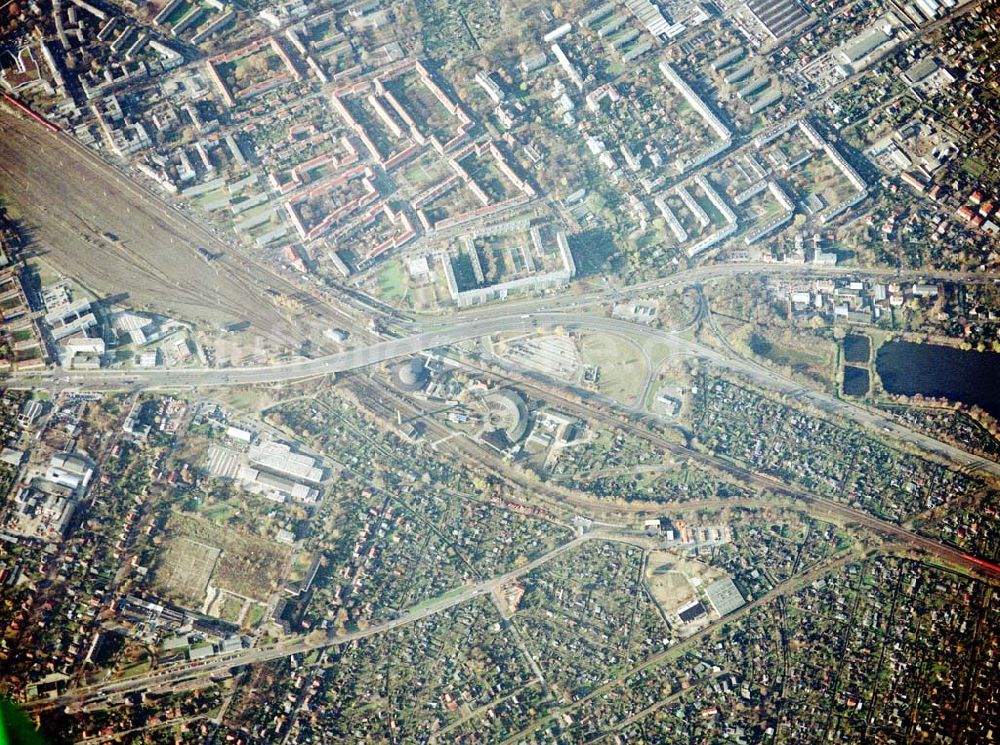 Berlin - Pankow von oben - Wohn- und Kleingartenanlagen an der Autobahnzufahrt Pankow - Nord.