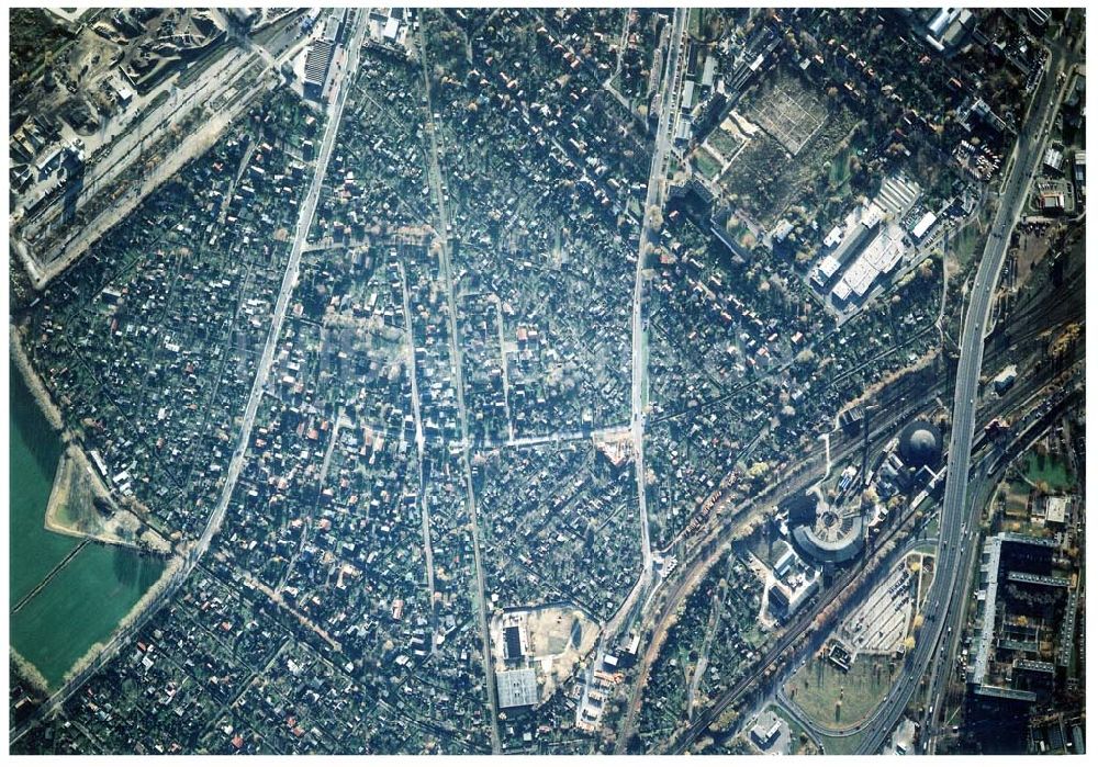 Berlin - Pankow aus der Vogelperspektive: Wohn- und Kleingartenanlagen an der Autobahnzufahrt Pankow - Nord.