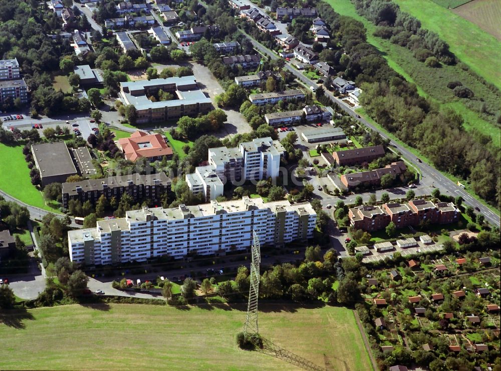 Luftbild Mohnheim OT Baumberg - Wohn- Siedlung am Garather Weg mit Schule und Sporthalle und Mehrfamilienhaus- Neubau im Stadtteil Baumberg von Monheim im Bundesland Nordrhein-Westfalen