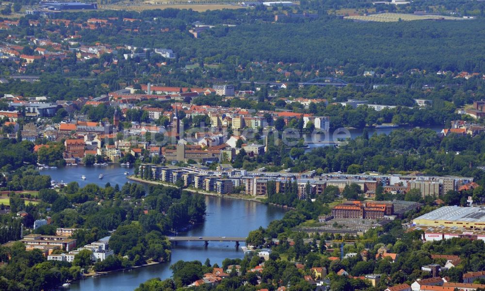 Berlin aus der Vogelperspektive: Wohn - Siedlung am Ufer der Müggel - Spreee im Ortsteil Köpenick im Bezirk Treptow - Köpenick in Berlin