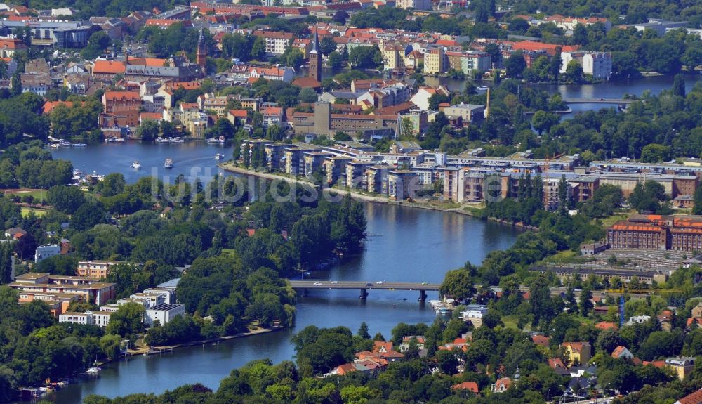 Luftbild Berlin - Wohn - Siedlung am Ufer der Müggel - Spreee im Ortsteil Köpenick im Bezirk Treptow - Köpenick in Berlin