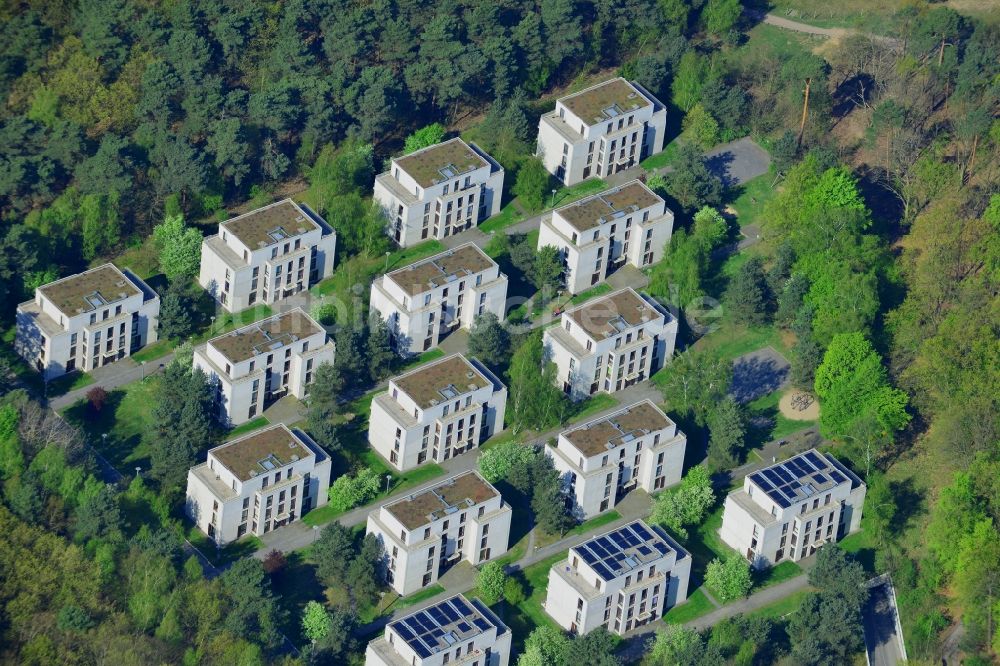 Luftaufnahme Berlin - Wohnanlage Am Petersberg im Ortsteil Dahlem im Bezirk Steglitz-Zehlendorf in Berlin