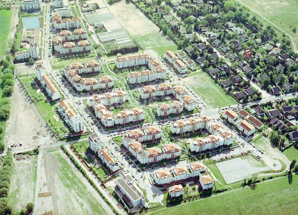 Berlin - Staaken / zu Spandau aus der Vogelperspektive: Wohnanlage der UNIVERSA HV GmbH (Kleiststraße 3-6 in 10787 Berlin) an der Heerstraße / Cosmarweg in Berlin - Staaken.