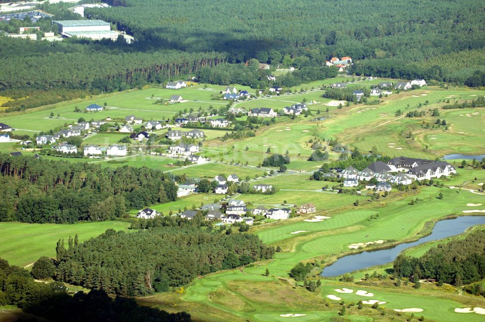 Michendorf von oben - Wohnanlagen der HVB Immobilien am Areal des malerisch gelegenen Golf- und Country Club Seddiner See