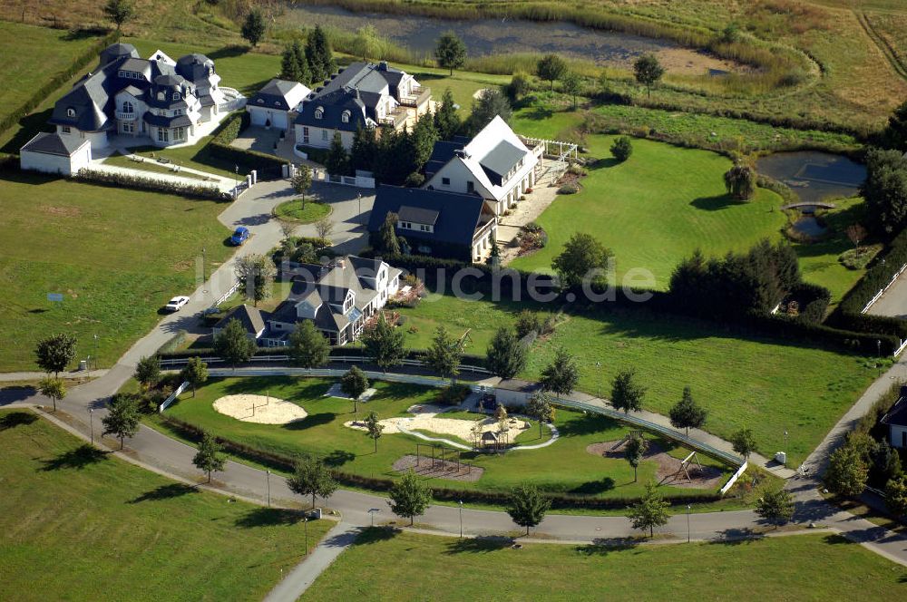 Michendorf aus der Vogelperspektive: Wohnanlagen der HVB Immobilien am Areal des malerisch gelegenen Golf- und Country Club Seddiner See