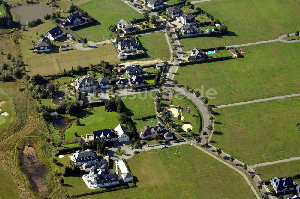 Michendorf von oben - Wohnanlagen der HVB Immobilien am Areal des malerisch gelegenen Golf- und Country Club Seddiner See