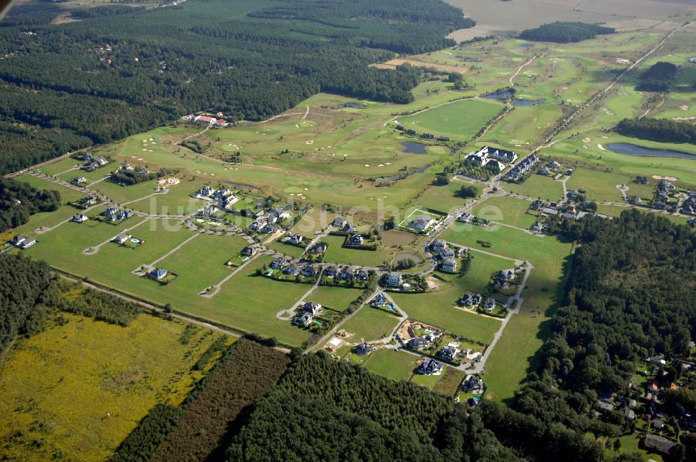 Michendorf von oben - Wohnanlagen der HVB Immobilien am Areal des malerisch gelegenen Golf- und Country Club Seddiner See