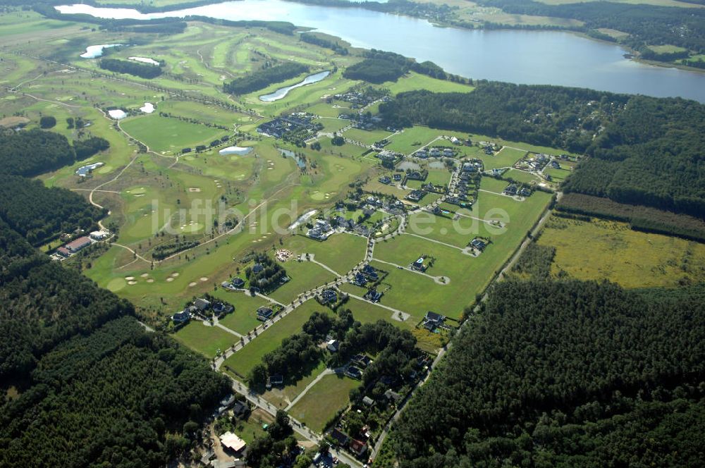 Michendorf von oben - Wohnanlagen der HVB Immobilien am Areal des malerisch gelegenen Golf- und Country Club Seddiner See