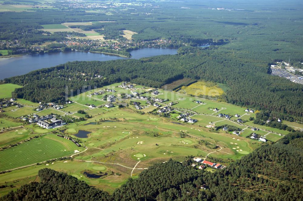 Michendorf von oben - Wohnanlagen der HVB Immobilien am Areal des malerisch gelegenen Golf- und Country Club Seddiner See