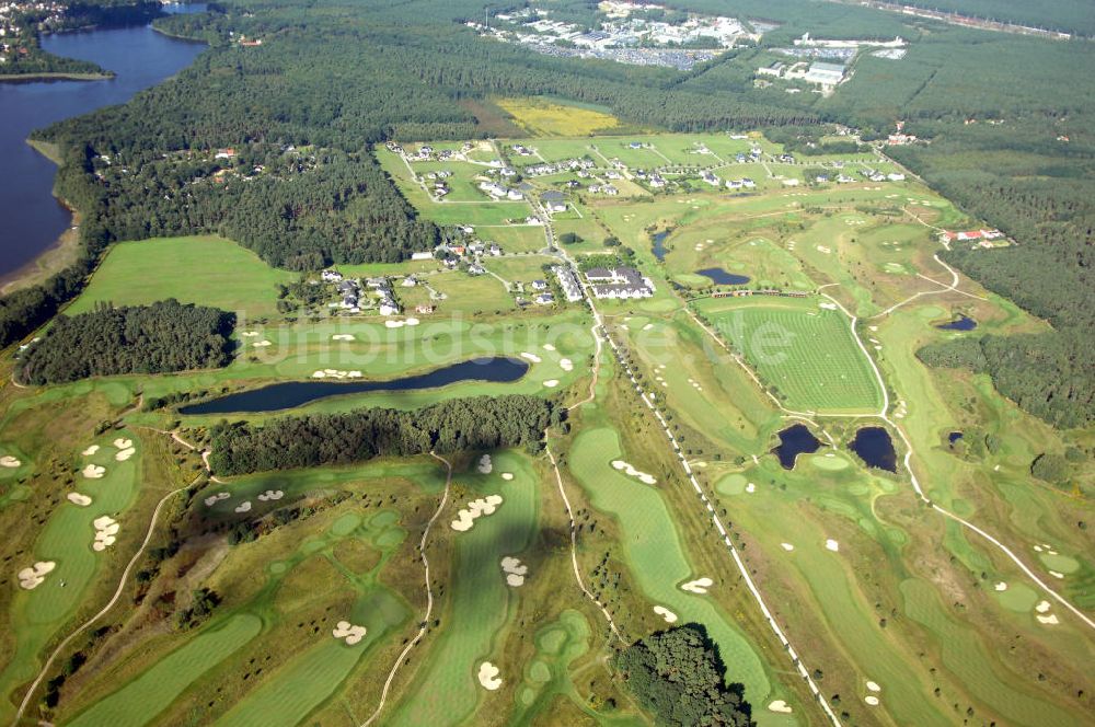 Michendorf von oben - Wohnanlagen der HVB Immobilien am Areal des malerisch gelegenen Golf- und Country Club Seddiner See