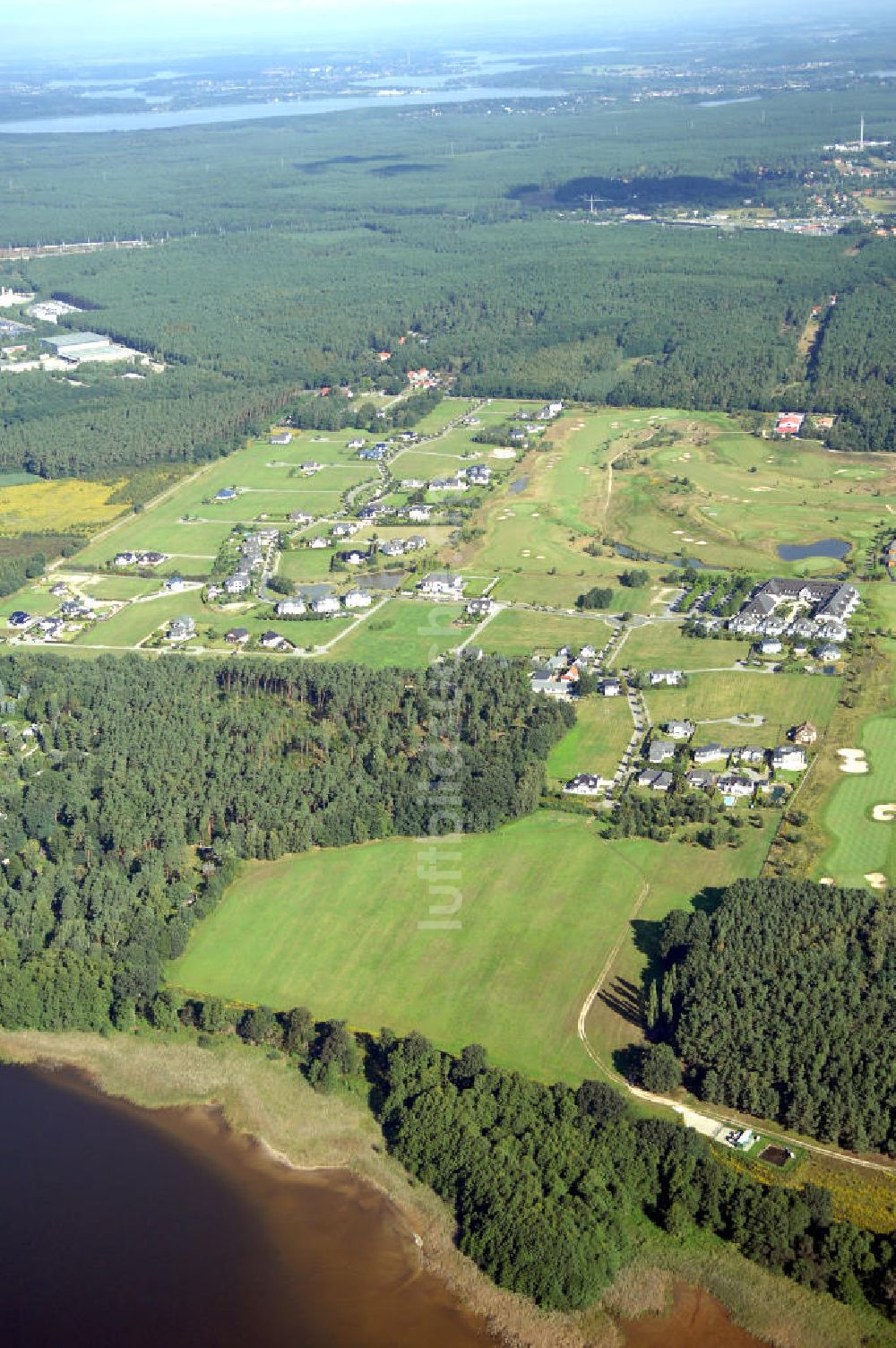 Michendorf von oben - Wohnanlagen der HVB Immobilien am Areal des malerisch gelegenen Golf- und Country Club Seddiner See