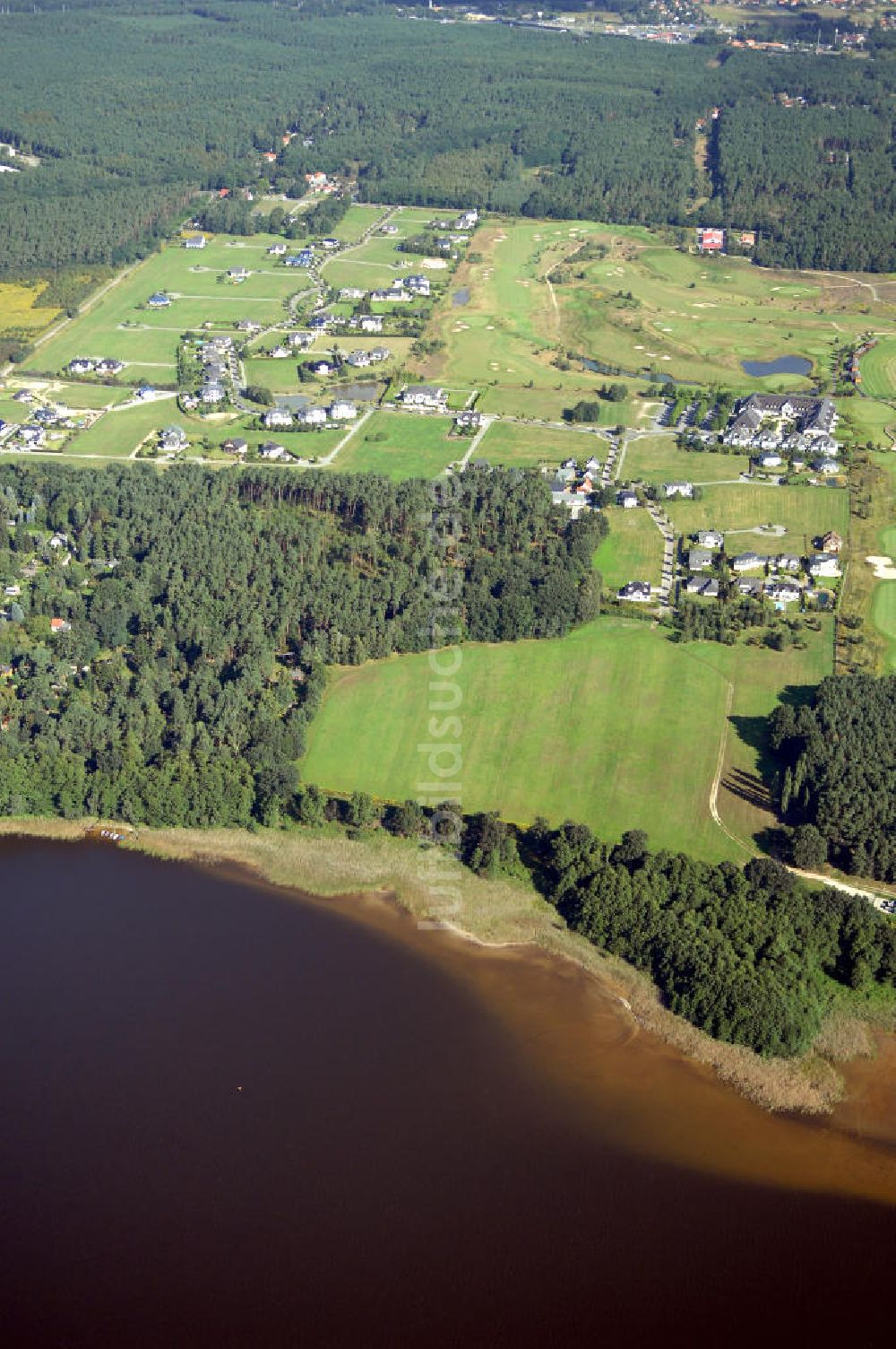 Michendorf aus der Vogelperspektive: Wohnanlagen der HVB Immobilien am Areal des malerisch gelegenen Golf- und Country Club Seddiner See