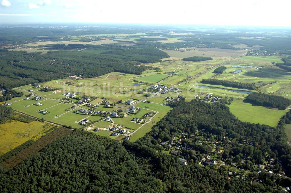 Michendorf von oben - Wohnanlagen der HVB Immobilien am Areal des malerisch gelegenen Golf- und Country Club Seddiner See