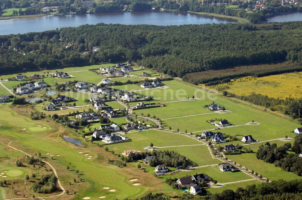 Michendorf aus der Vogelperspektive: Wohnanlagen der HVB Immobilien am Areal des malerisch gelegenen Golf- und Country Club Seddiner See