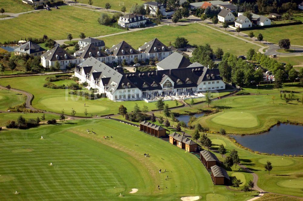 Michendorf von oben - Wohnanlagen der HVB Immobilien am Areal des malerisch gelegenen Golf- und Country Club Seddiner See