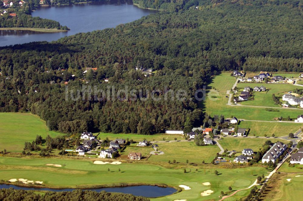 Michendorf von oben - Wohnanlagen der HVB Immobilien am Areal des malerisch gelegenen Golf- und Country Club Seddiner See