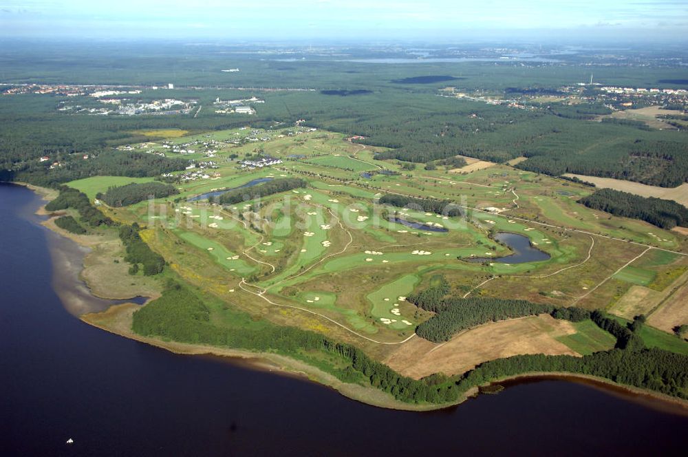 Michendorf von oben - Wohnanlagen der HVB Immobilien am Areal des malerisch gelegenen Golf- und Country Club Seddiner See