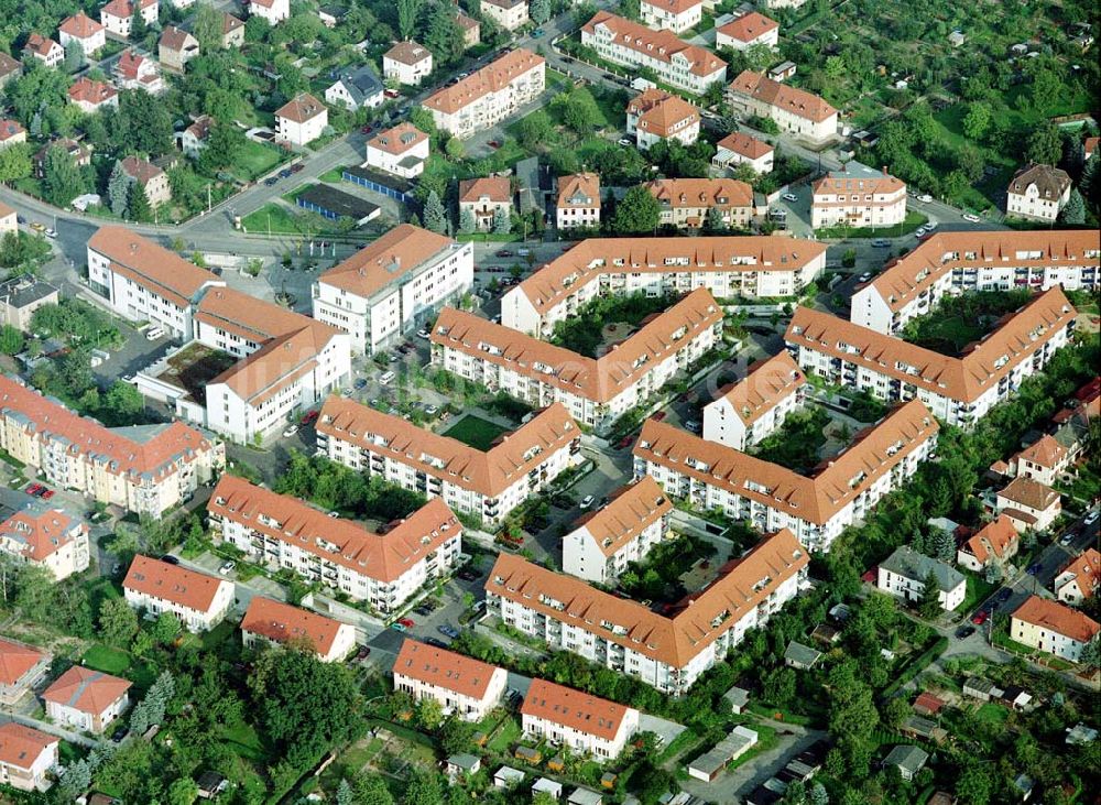 Dresden - Niedersedlitz von oben - Wohnanlagen der MÜBAU an der Lugauer Straße / Niedersedlitzer Platz in Dresden - Niedersedlitz.