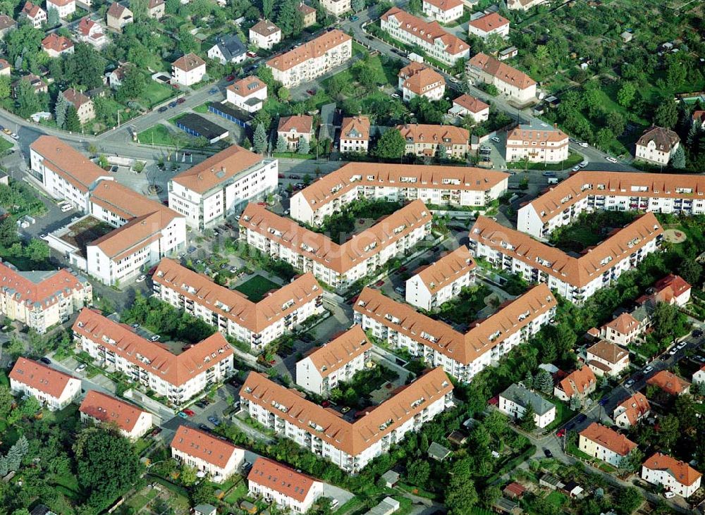 Dresden - Niedersedlitz aus der Vogelperspektive: Wohnanlagen der MÜBAU an der Lugauer Straße / Niedersedlitzer Platz in Dresden - Niedersedlitz.