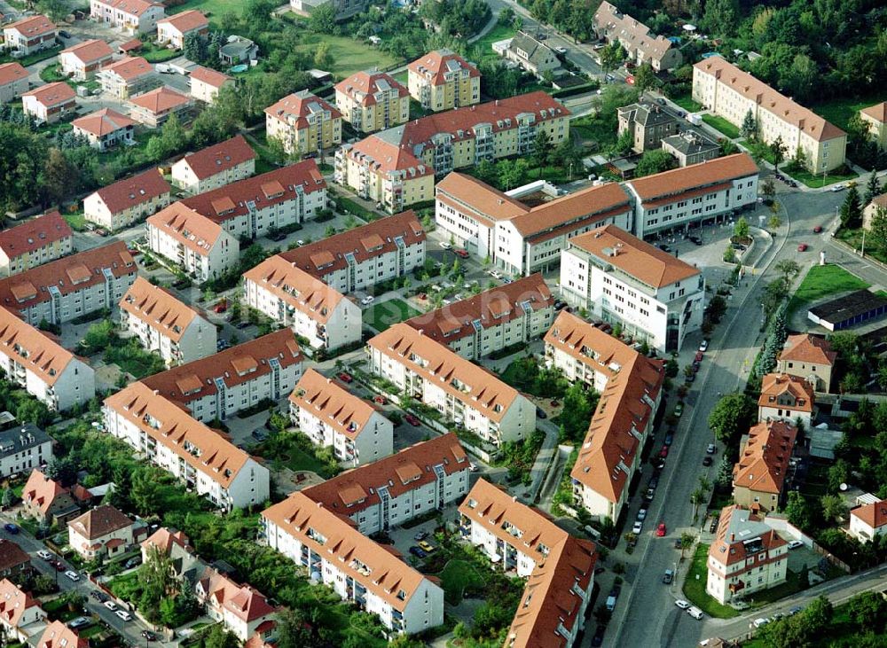 Dresden - Niedersedlitz von oben - Wohnanlagen der MÜBAU an der Lugauer Straße / Niedersedlitzer Platz in Dresden - Niedersedlitz.