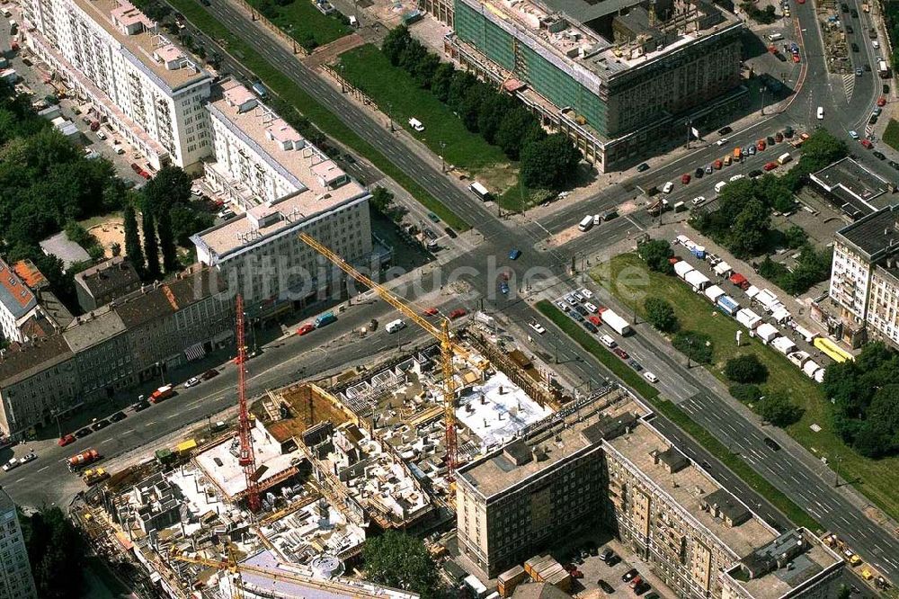 Luftaufnahme Berlin-Friedrichshain - Wohnbau an der Straße der Pariser Kommune