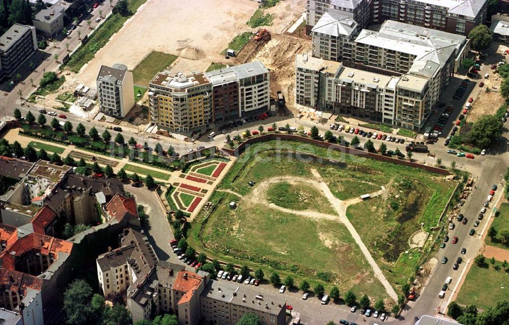 Luftbild Berlin - Wohnbauten am Engelbecken in Berlin-Mitte.