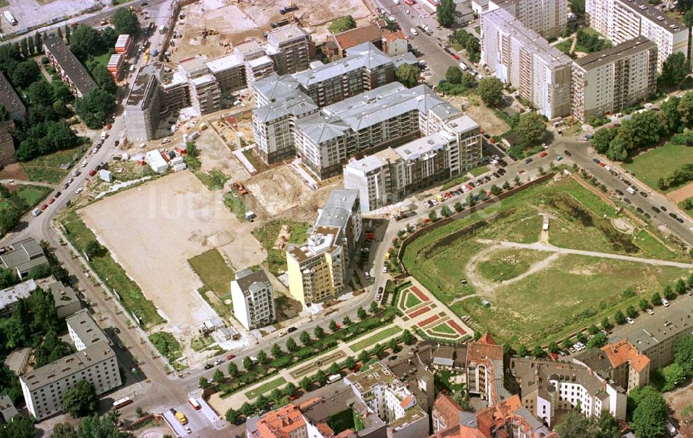 Luftaufnahme Berlin - Wohnbauten am Engelbecken in Berlin-Mitte.