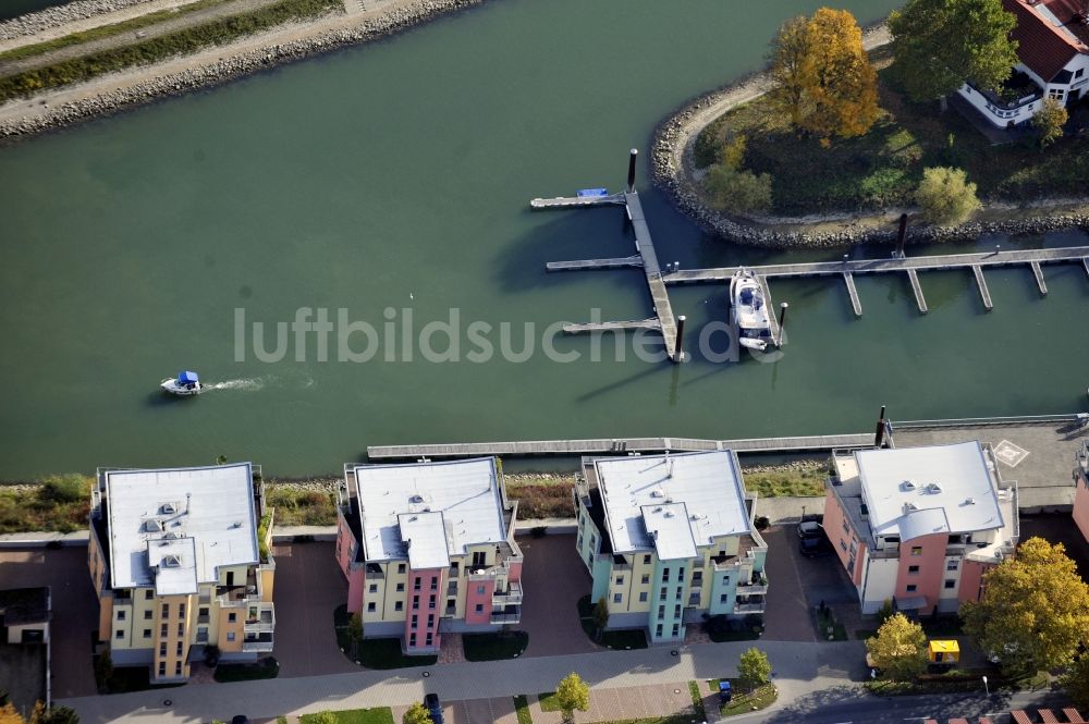 Luftaufnahme Speyer - Wohnbebauung an der Hafenstraße gegenüber des Yachthafen mit Sportboot- Anlegestellen und Bootsliegeplätzen am Uferbereich des alten Hafen am Rhein in Speyer im Bundesland Rheinland-Pfalz, Deutschland